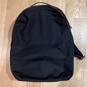 Away - The Everywhere Zip Backpack - Black - Very Good/Like New Condition